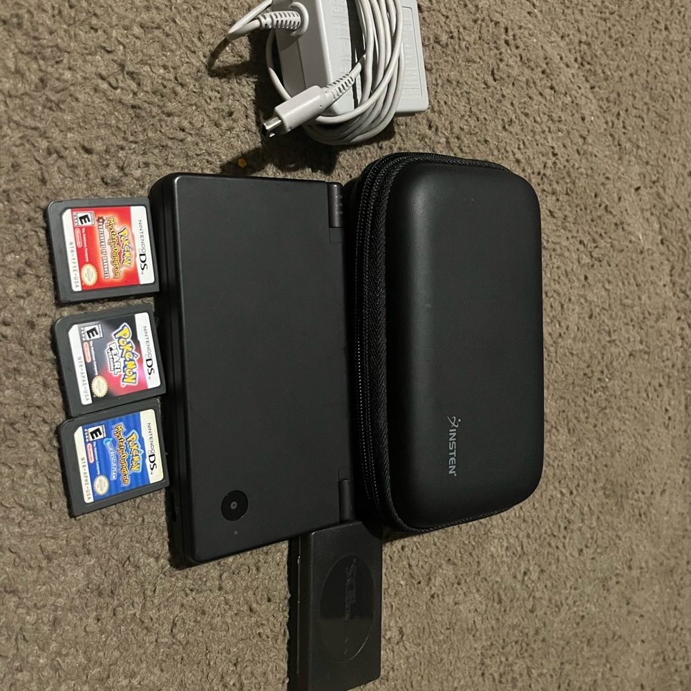 NINTEDO DSI NEW NEVER USED WITH 3 POKÉMON GAMES